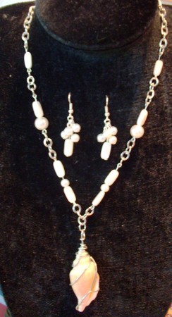 Conjunto colar e brincos com búzio